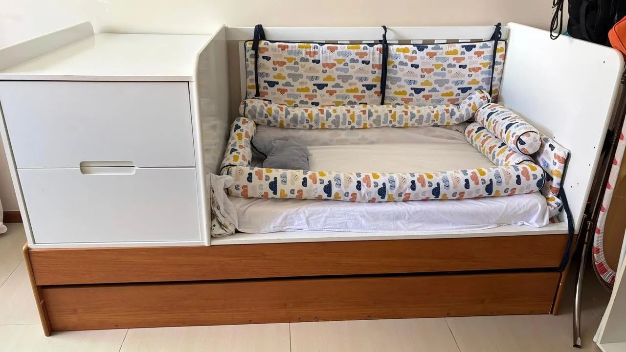 Berço americano com cômoda acoplada 