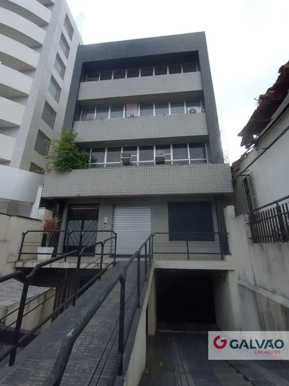 Conjunto Comercial no Centro Cívico, com vaga de garagem