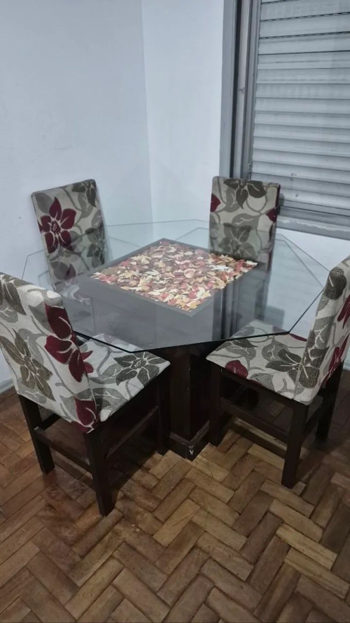 Mesa de Jantar com 4 cadeiras