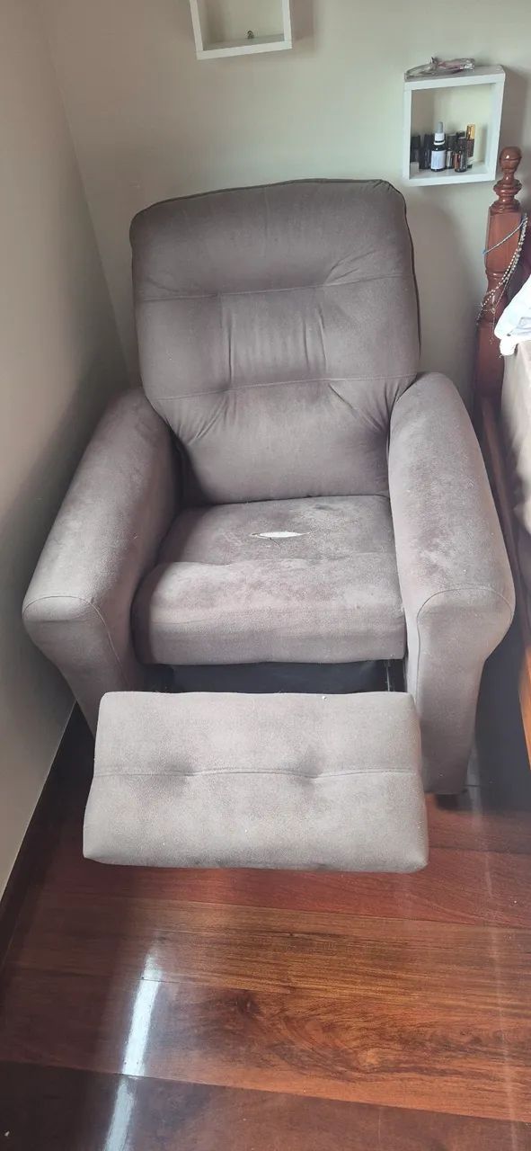 Vendo poltrona Reclinável com Apoio para os Pés - Foto 3
