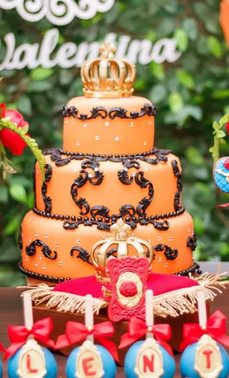 Vendo Bolos Fake em biscuit 3 andares - favor ler o anúncio