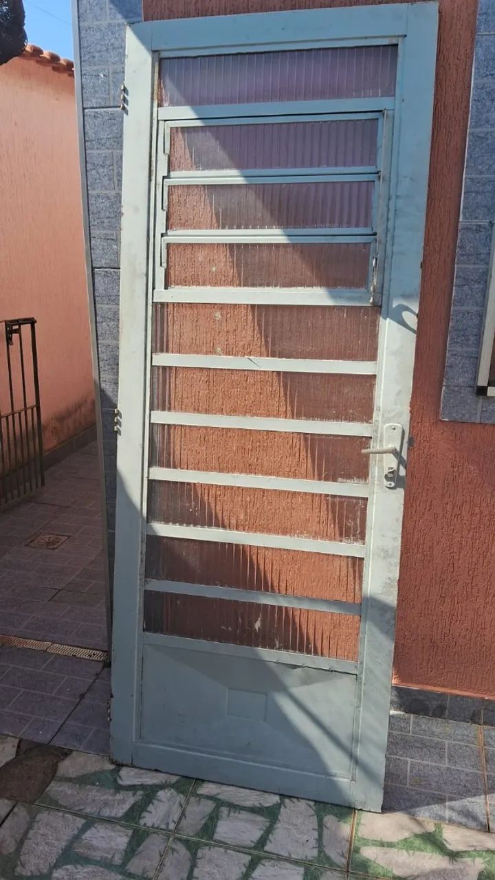 Porta de Ferro com Vidros e Báscula - Resistente e Pronta para Uso - Foto 2