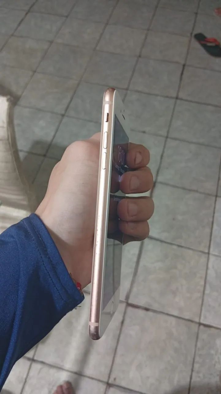 iPhone 8 Plus 64gb - Apresenta defeitos P TROCA OU VENDA - Foto 3