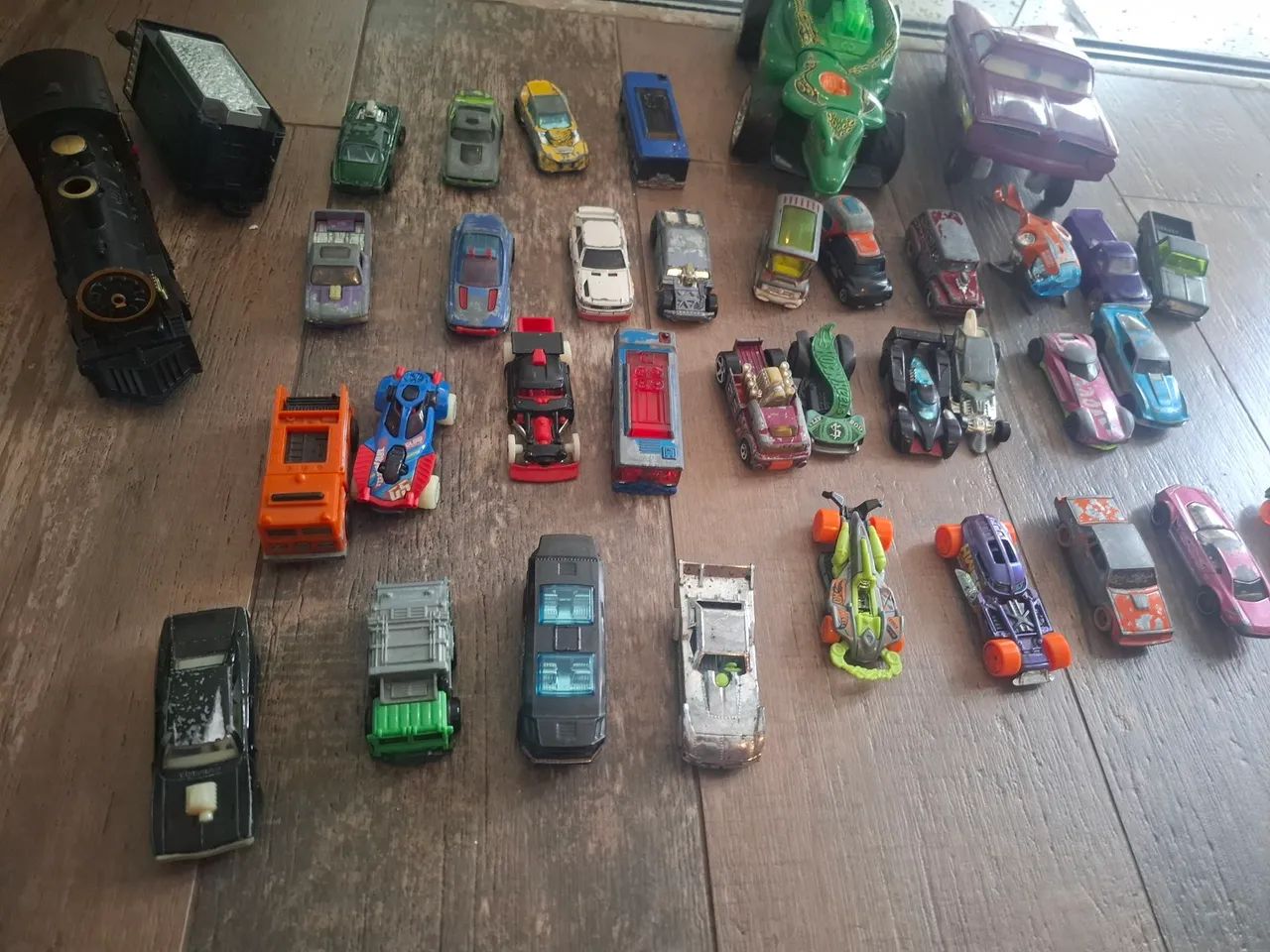 Carrinhos hotwheels e pista - Foto 4
