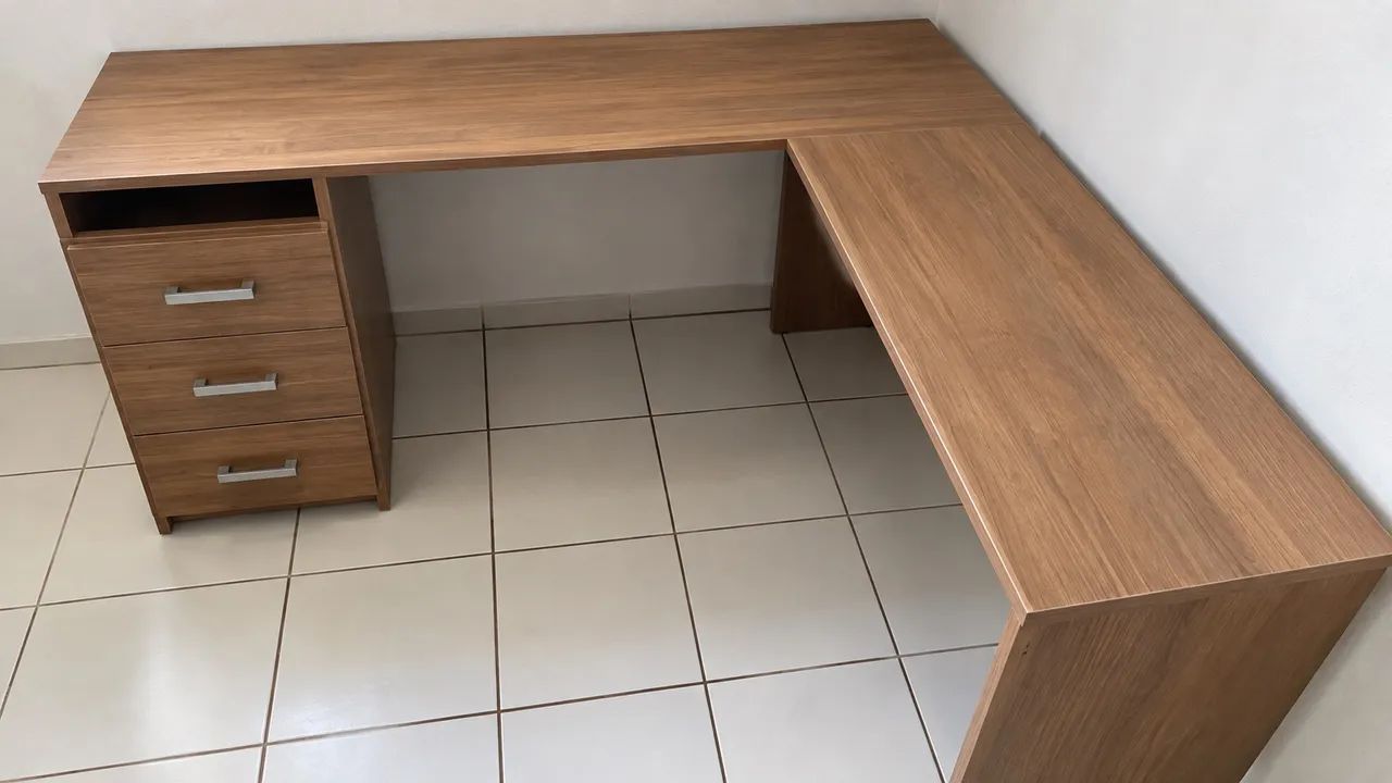 mesa em L com gaveteiro de 3 gavetas