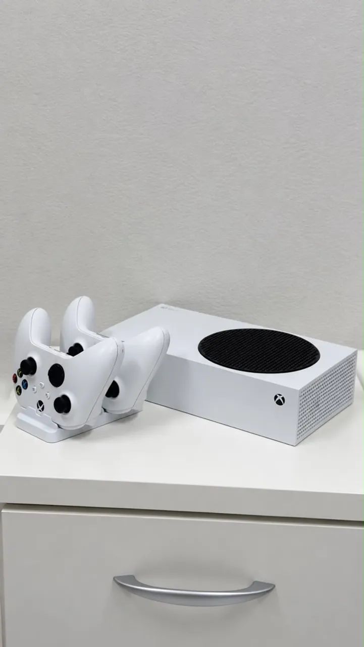 Xbox Series S com 2 controles 