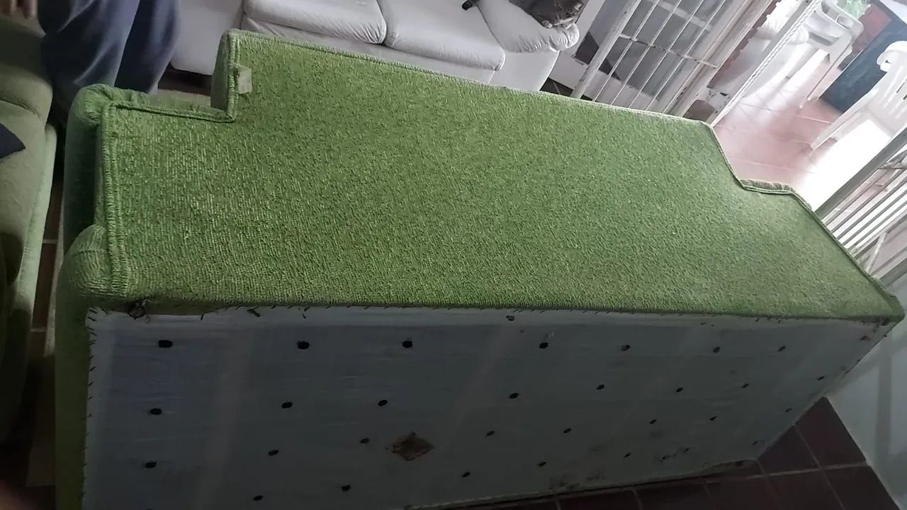 Sofa tres lugares de chenile verde limão usado - Foto 4