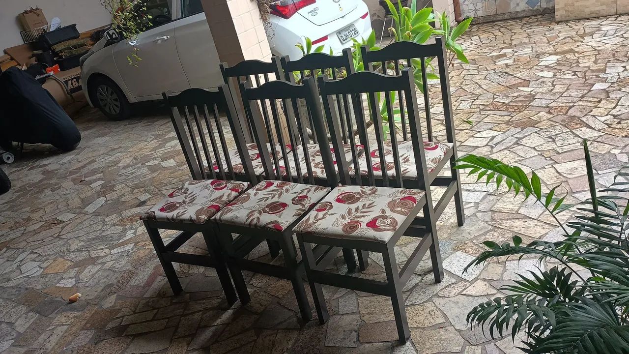 Conjunto com 6 cadeiras de madeira com estofado de tecido floral - Foto 2