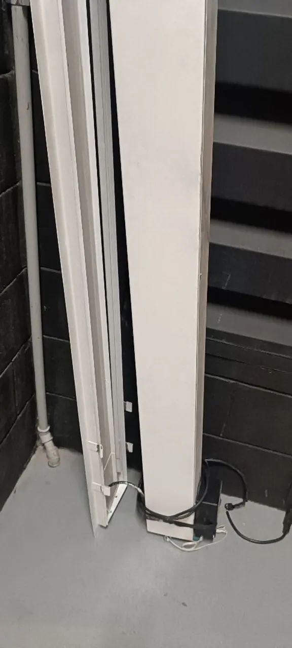 Tela retrátil para projeção 