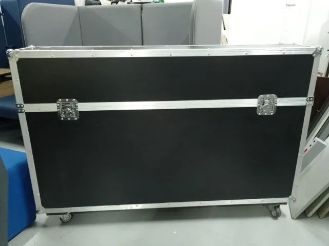 Case Com Rodízios Para  Monitores