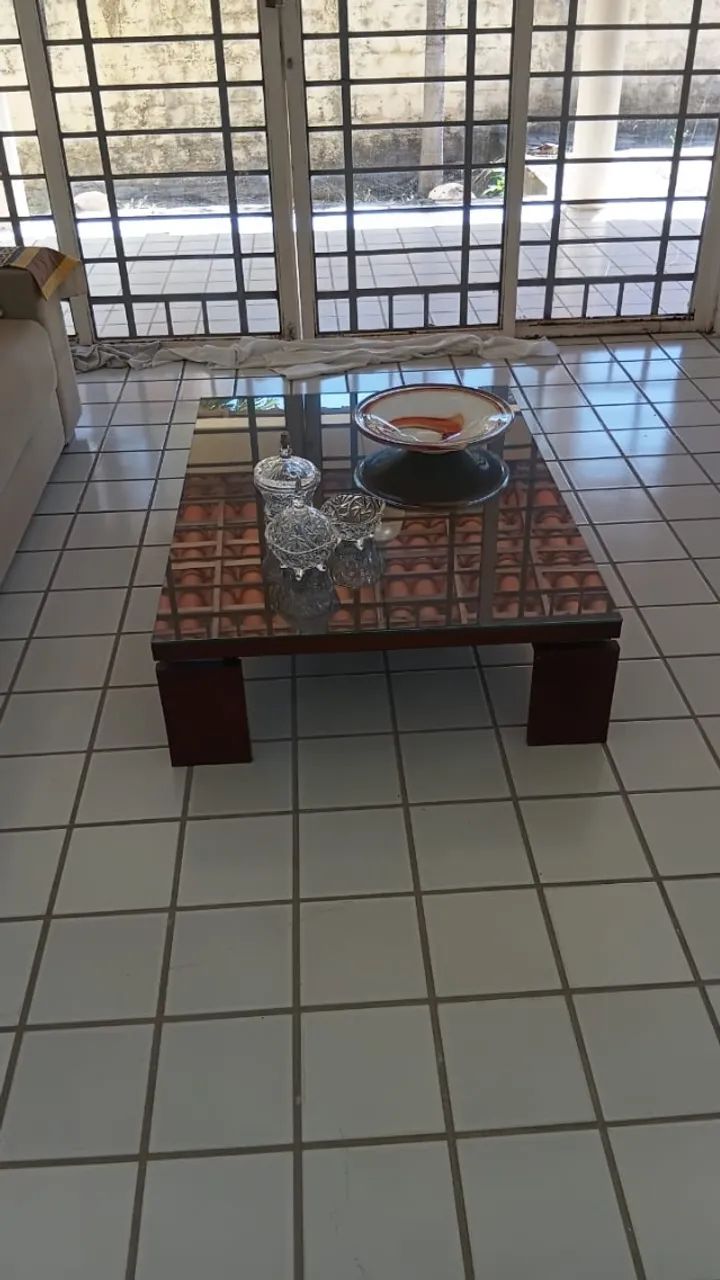 Mesa de centro de sala com superfície de vidro