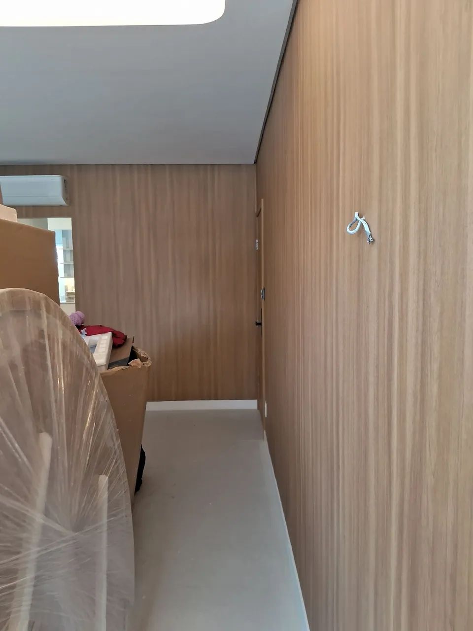 Aplicação de papel de parede madeirado 