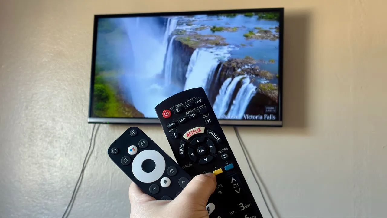 TV Panasonic + Izy Play Stick Intelbras (Android TV) - Foto 2