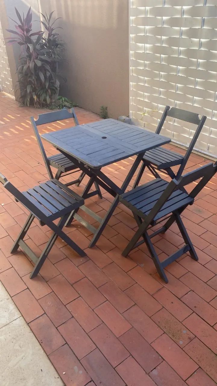 Mesa com 4 cadeiras de madeira preta *42