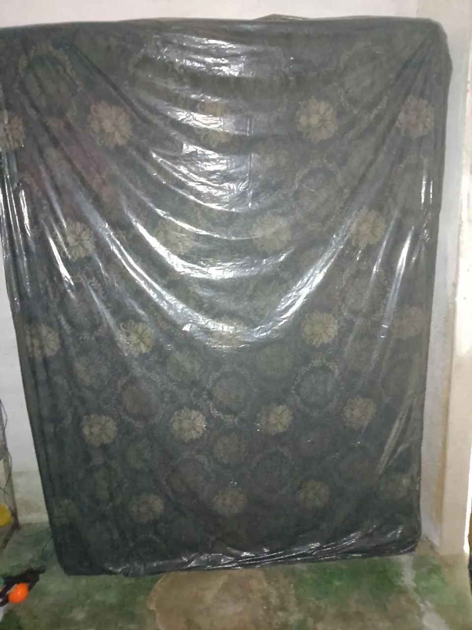 Vendendo uma cama novinha no plástico
