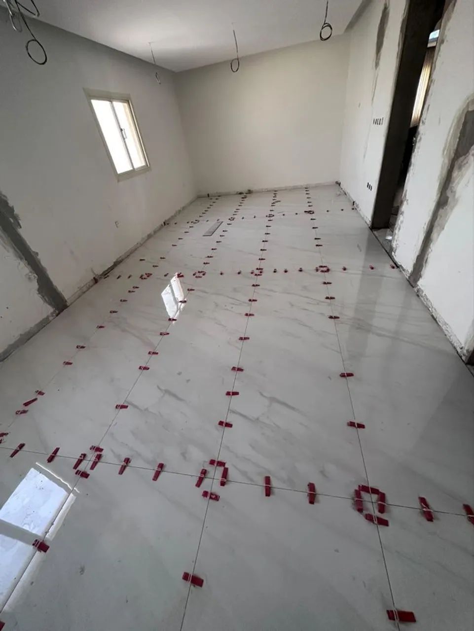Instalação de pisos e azulejos (azulejista).