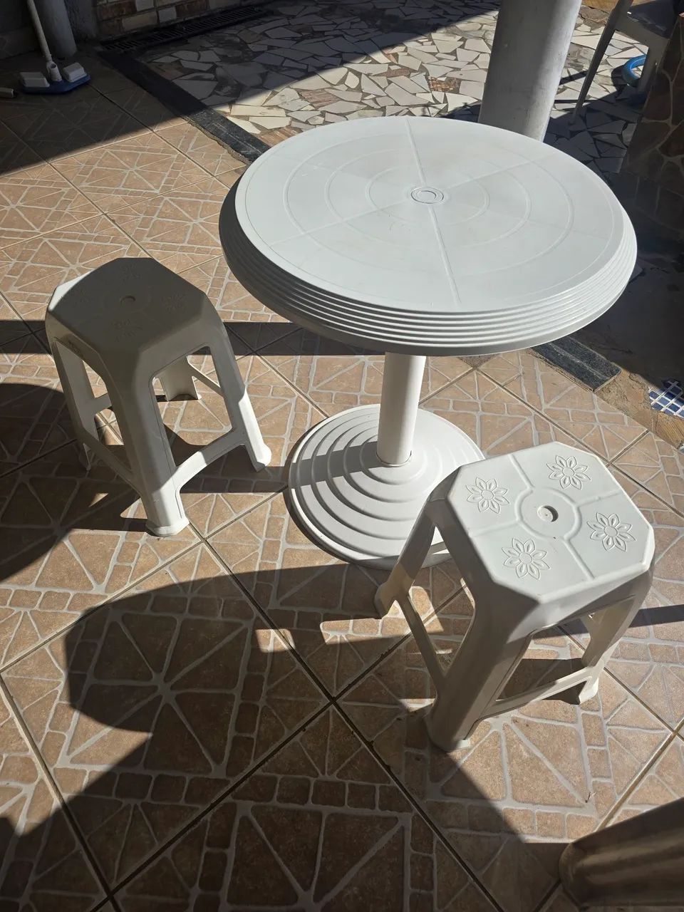 Conjunto de mesa redonda de plástico e bancos