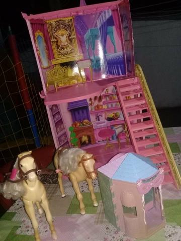 Estou vendendo uma porta e brinquedo castelo dá Barbie