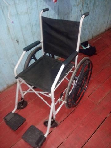 Vende se uma cadeira de rodas