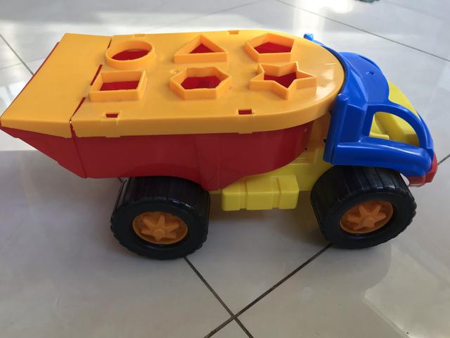Caminhão de encaixar formas