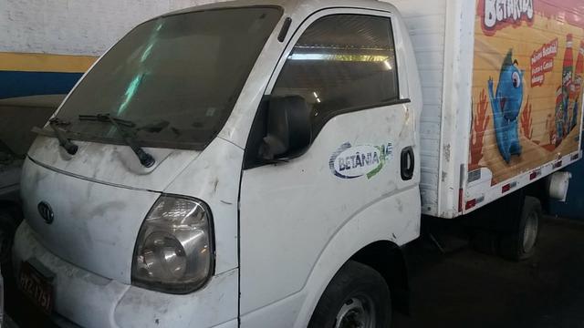 Kia Bongo 2.500 com bau e frio carro barato