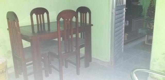 Mesa de quatro cadeiras de madeira - Foto 2