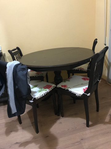 Mesa de madeira com 4 cadeiras (madeira maciça)