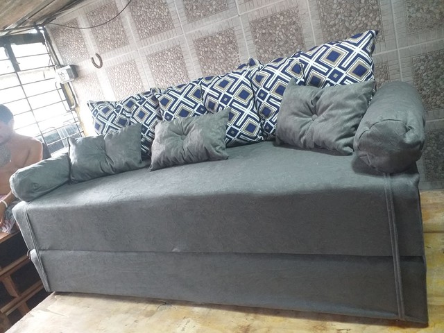 Sofa cama com 8 almofadas de fábrica 
