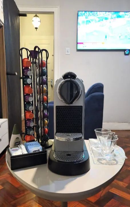 Kit com cafeteira Nespresso + utensílios de café