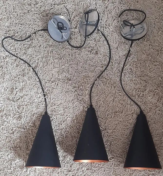 3 Pendentes Conicos Pretos com Interior Laranja - Foto 2