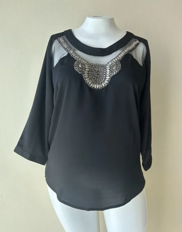 Blusa preta com aplicações, tamanho 46, da marca Rosas.