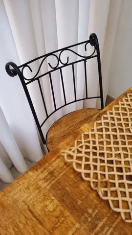 Jogo de mesa com 4 cadeiras rústico 