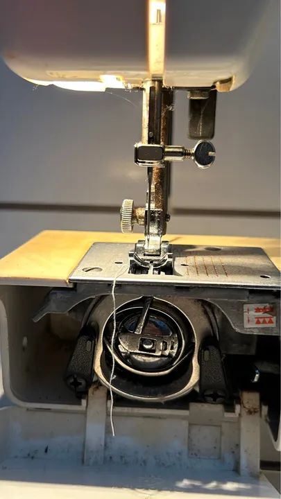 Máquinas de Costura Doméstica e Overloque - Usadas - Foto 2