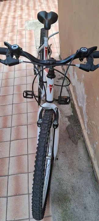 Bicicleta de montanha branca