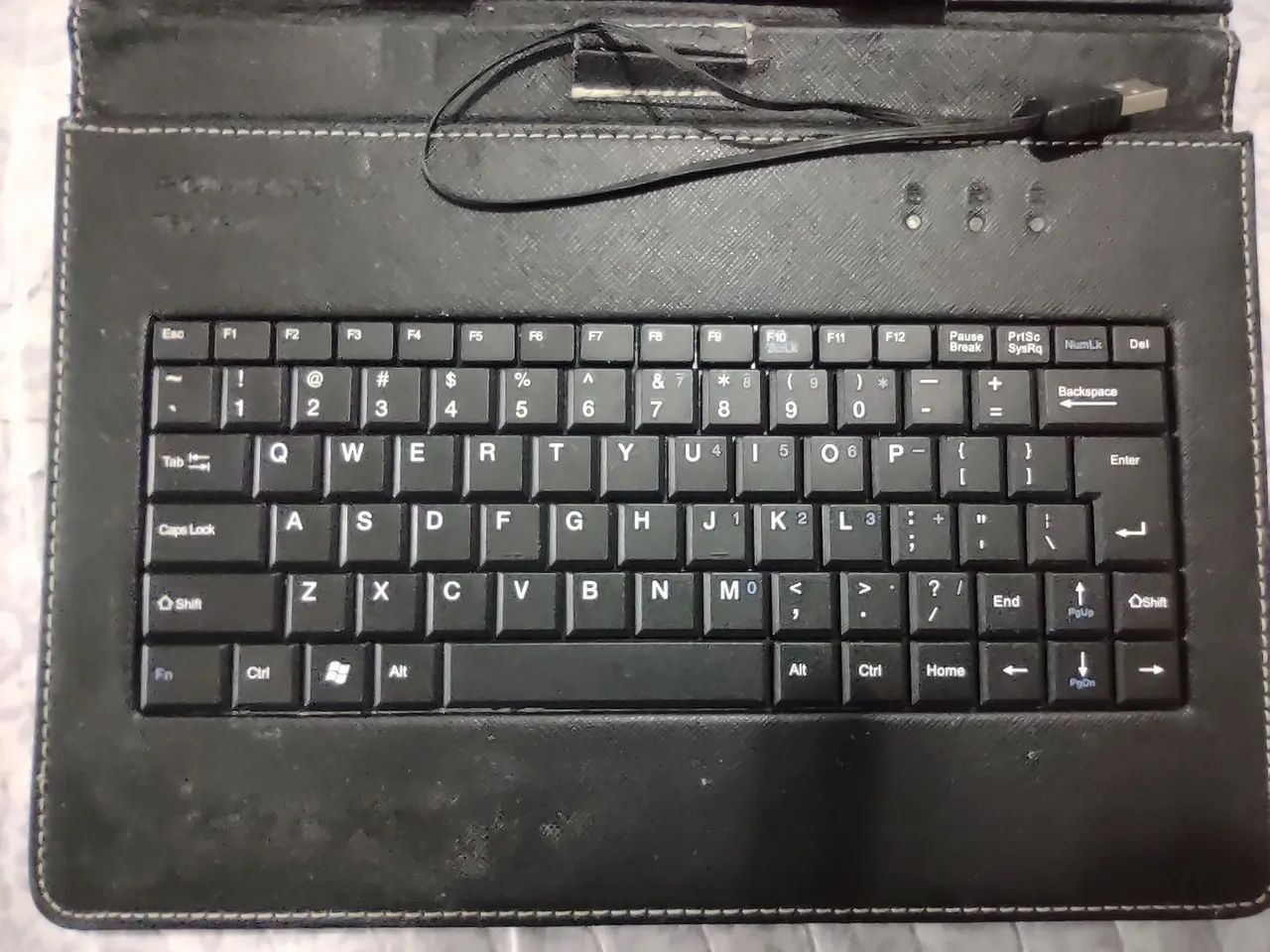 Capa de couro com teclado USB, para  Tablet 10.1 polegadas, seminovo.