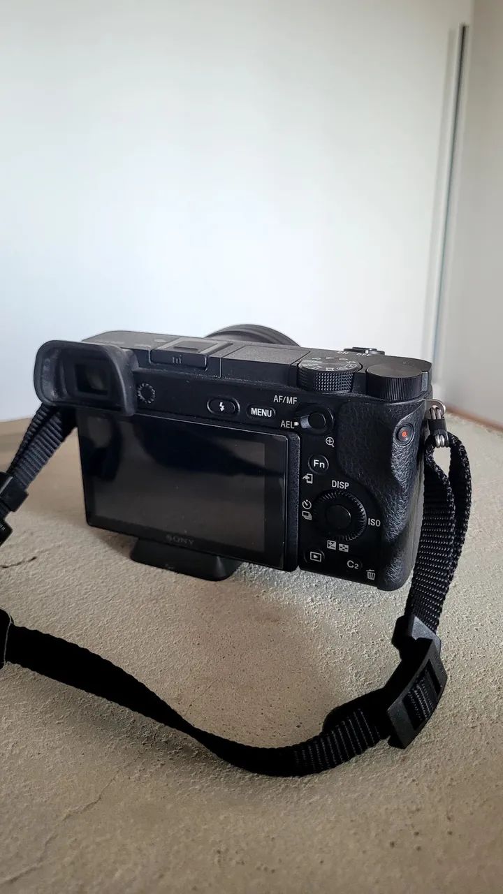 Câmera Sony ILCE A6300 + lente e baterias - Foto 3