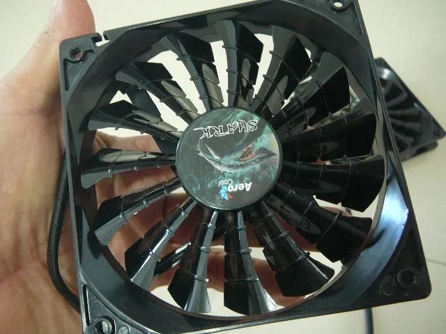 2 Cooler 120mm - Aerocool - Shark (defeitinho - mostruário) - Foto 5