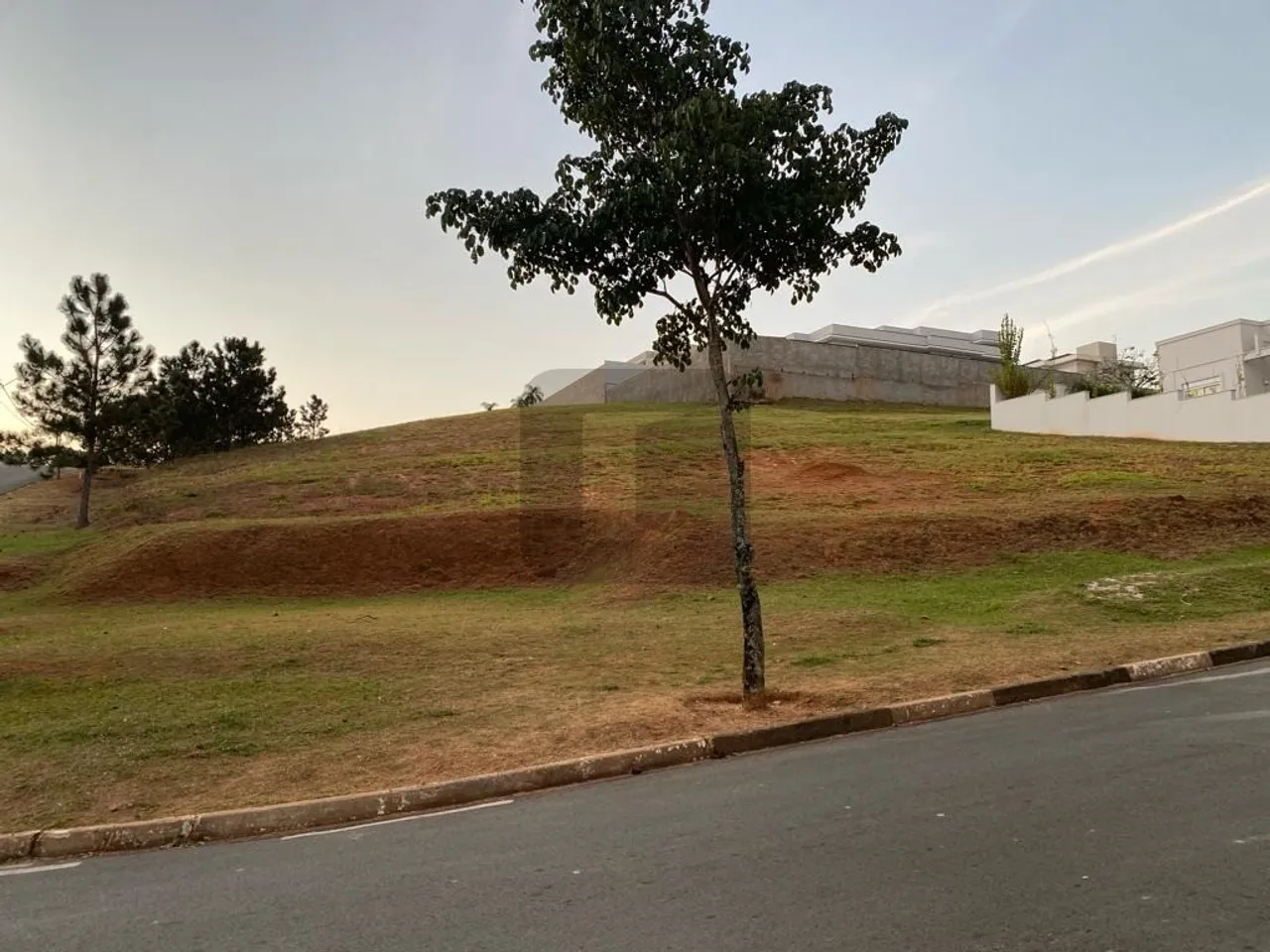 Terreno à venda em condomínio fechado em Valinhos, SP.