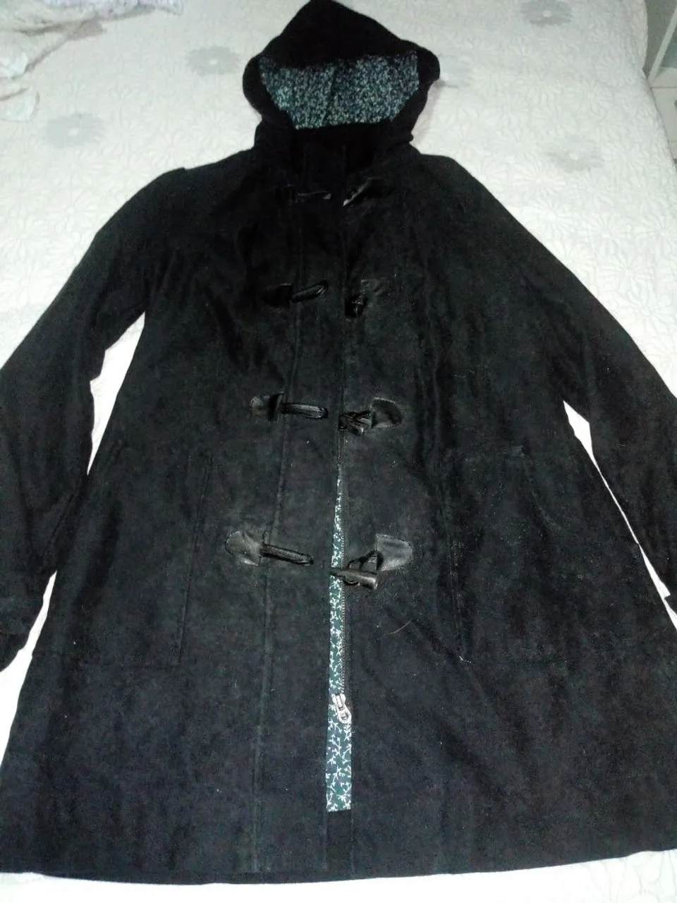 Casaco preto com capuz