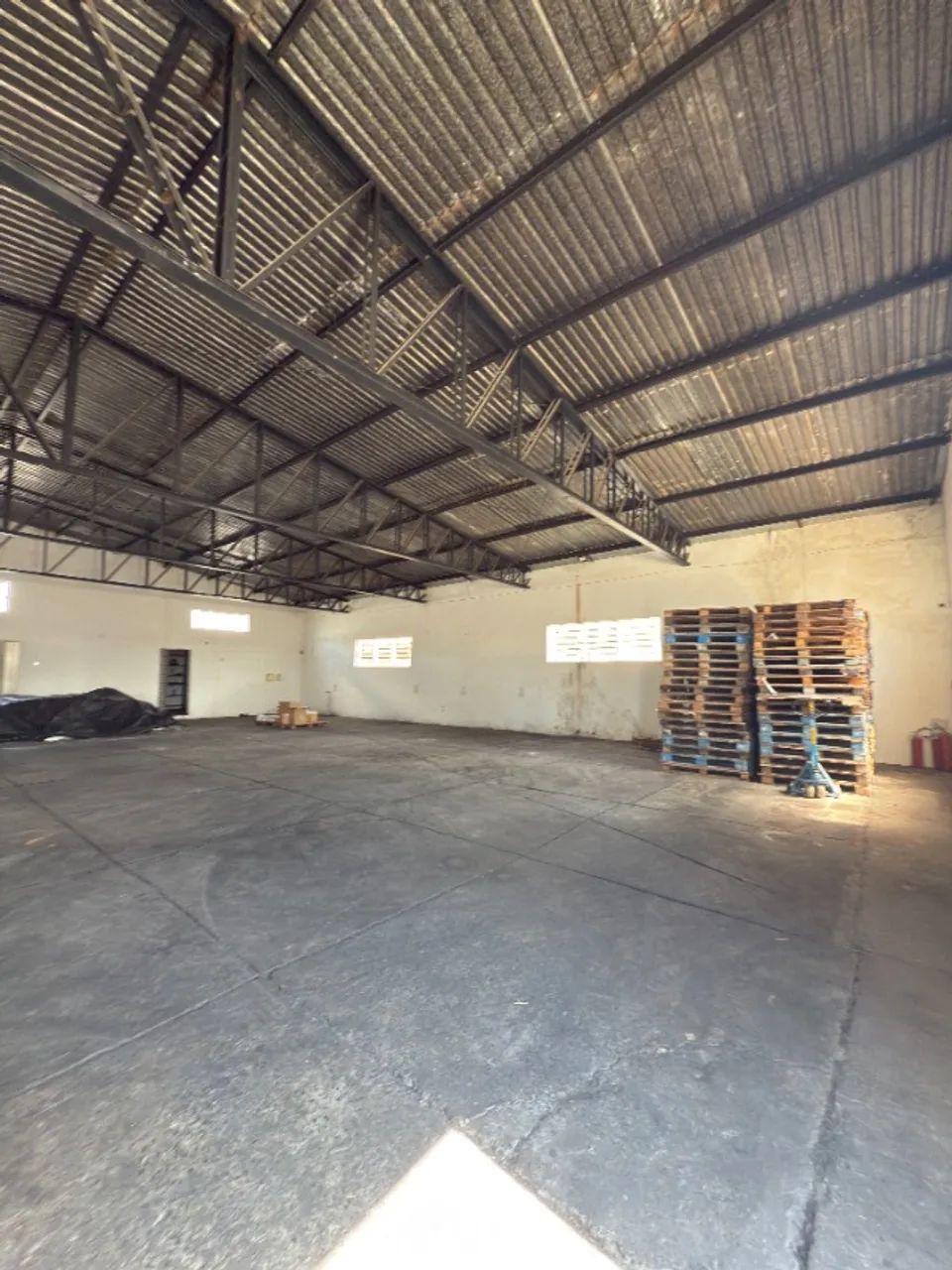 Oportunidade Estratégica: Galpão Comercial com Localização Premium - Foto 2