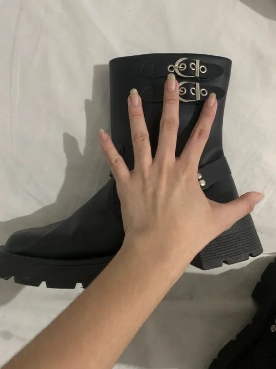 Bota Femenina Preta de Couro sintético com Fivelas - Foto 3