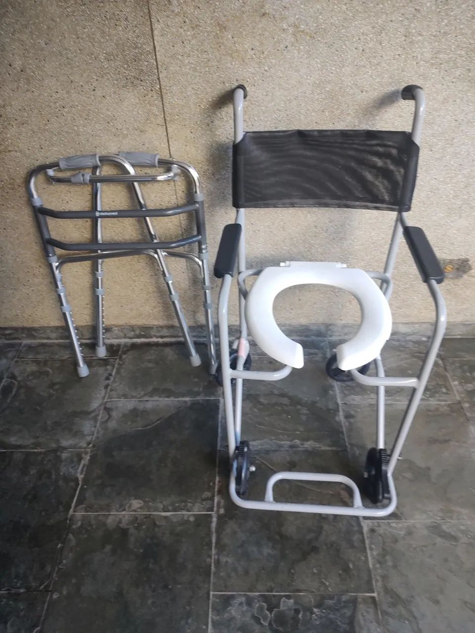 Cadeira de banho e higiene, mais andador delamed  3 em 1, um  travesseiro anti refluxo  - Foto 4