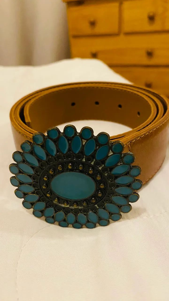 Cinto Feminino Couro Bege com Fivela Azul da Sapatella NOVO ZERO - Foto 4