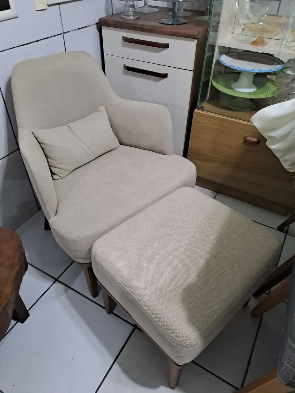Poltrona com puff para sala de estar