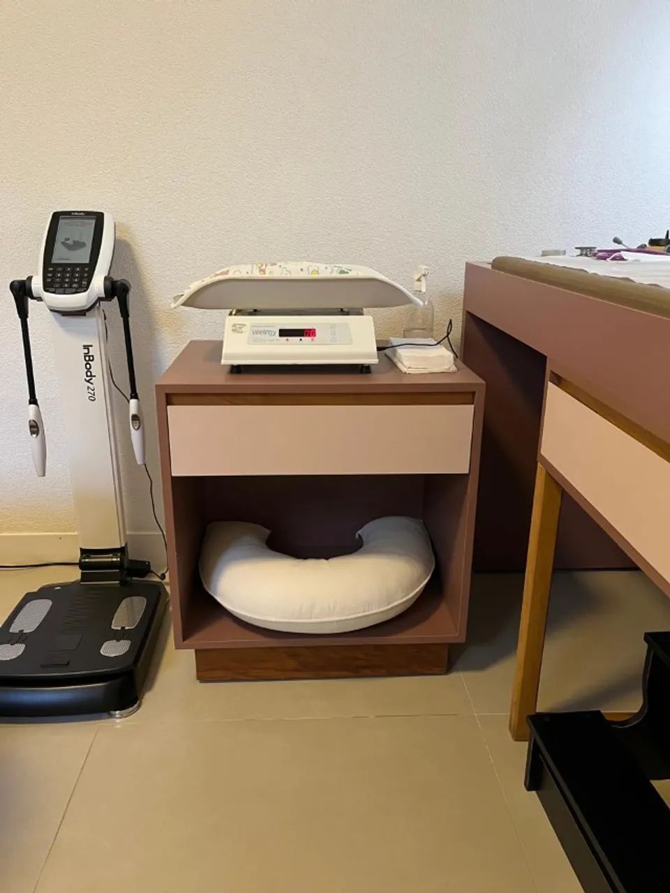 maca para consultorio pediatrico com movél acessorio opcional. - Foto 2