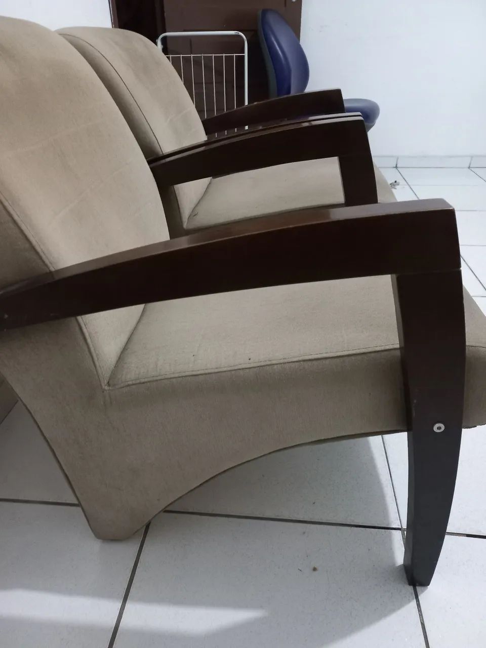 Par de Poltronas em Suede Bege - Foto 4