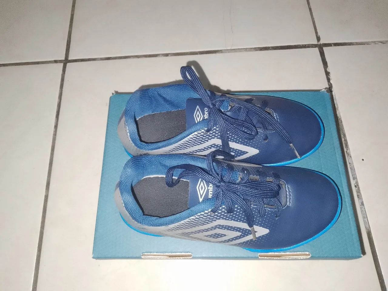 Vendo chuteira da umbro tamanho 32 - Foto 2