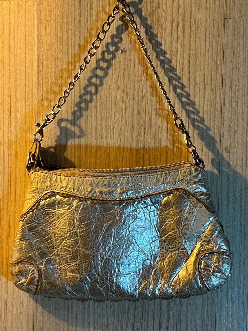 Bolsa de ombro dourada com corrente Luz da Lua - Foto 2