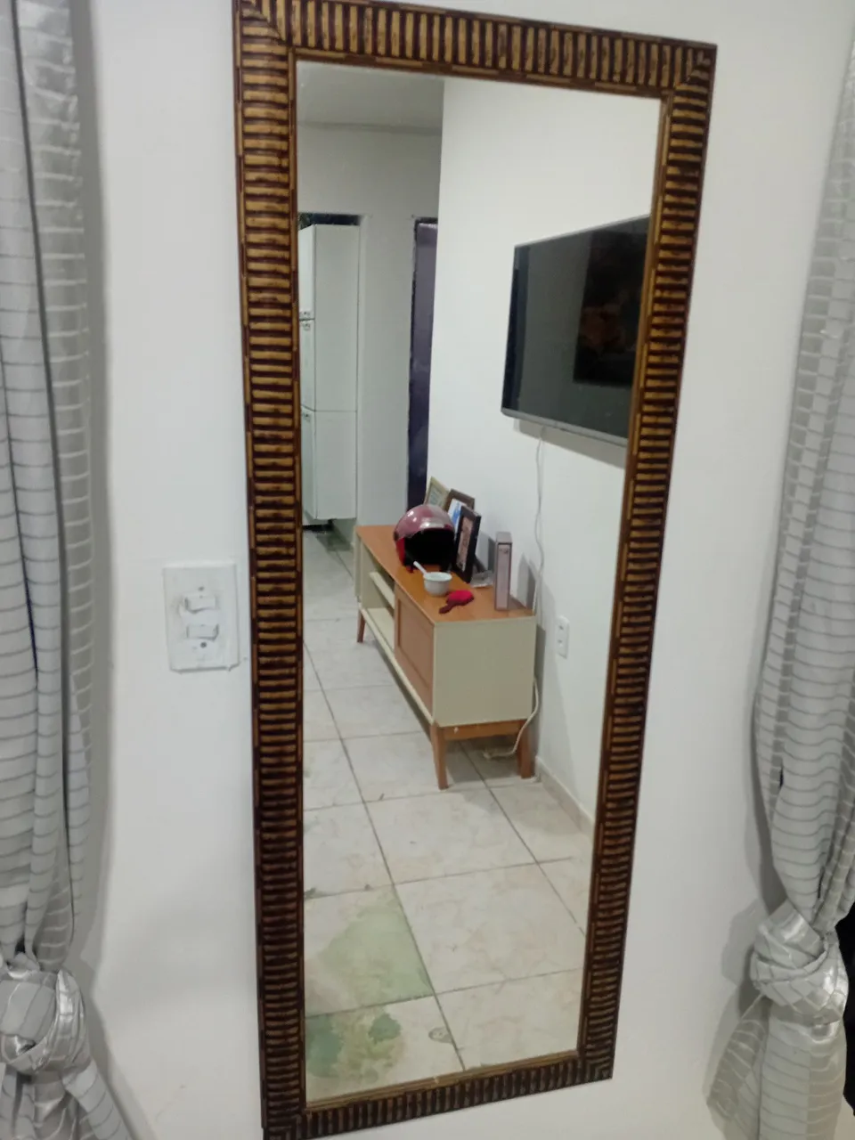 Espelho Decorativo com Moldura em Madeira