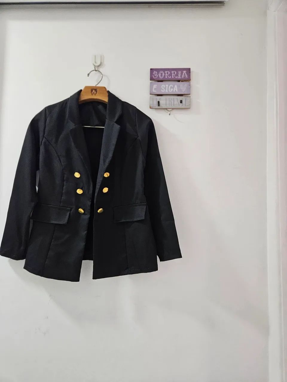 Blazer preto com botões dourados